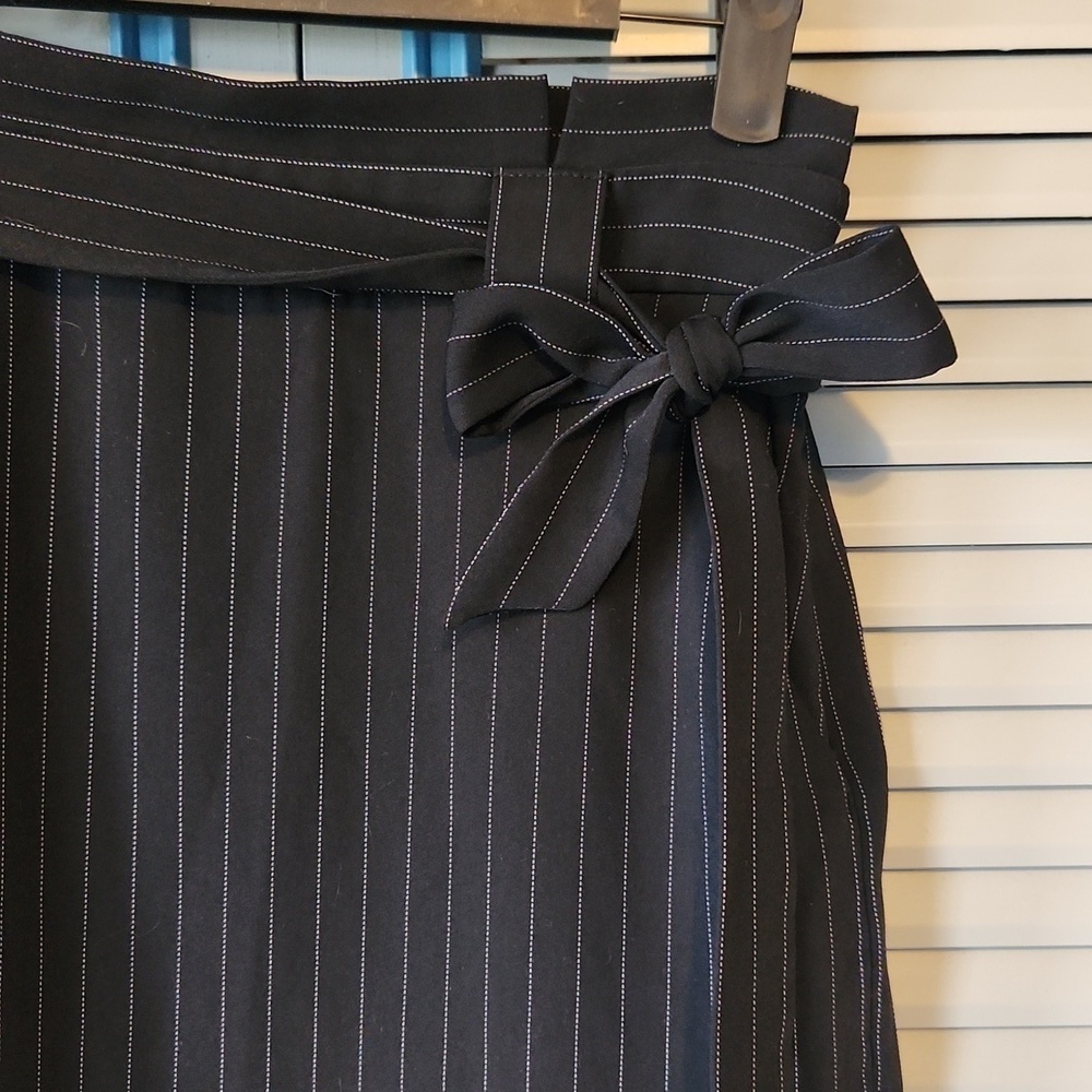 Express Black & White Pin Stripe Skirt - Picture 4 of 11